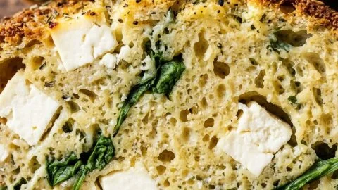 Recette de cake salé feta et épinards, plat moelleux et savoureux.
