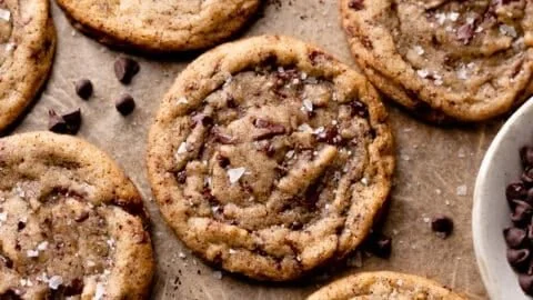 Cookies au chocolat et espresso fraîchement cuits, parfaits pour les amateurs de douceur.