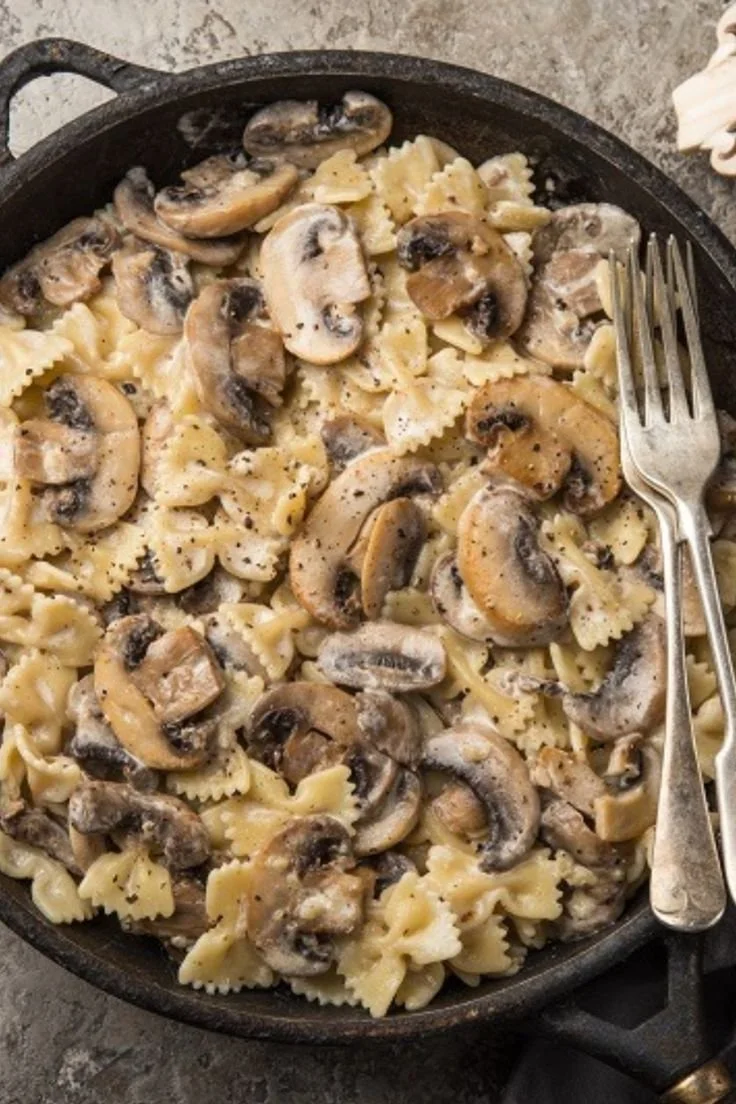 Farfalle aux champignons à la crème et au vin blanc