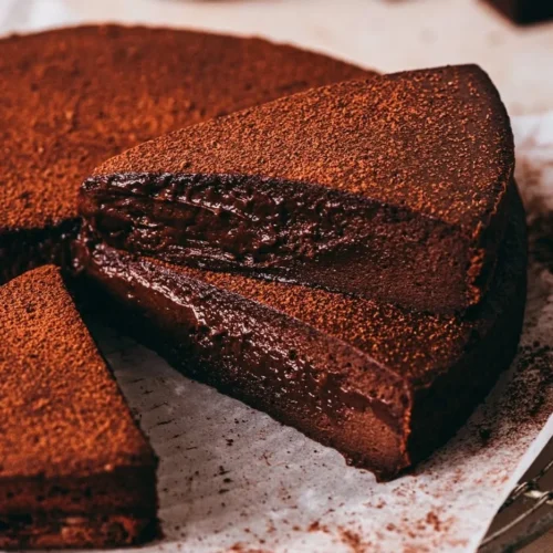 Gâteau au chocolat mascarpone fondant décoré avec des fraises fraîches.