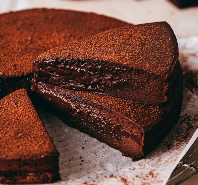 Gâteau au chocolat mascarpone fondant décoré avec des fraises fraîches.