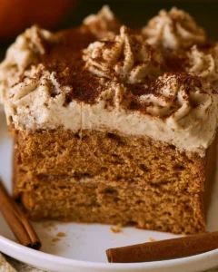 Gâteau moelleux au Pumpkin Spice Latte décoré avec des épices