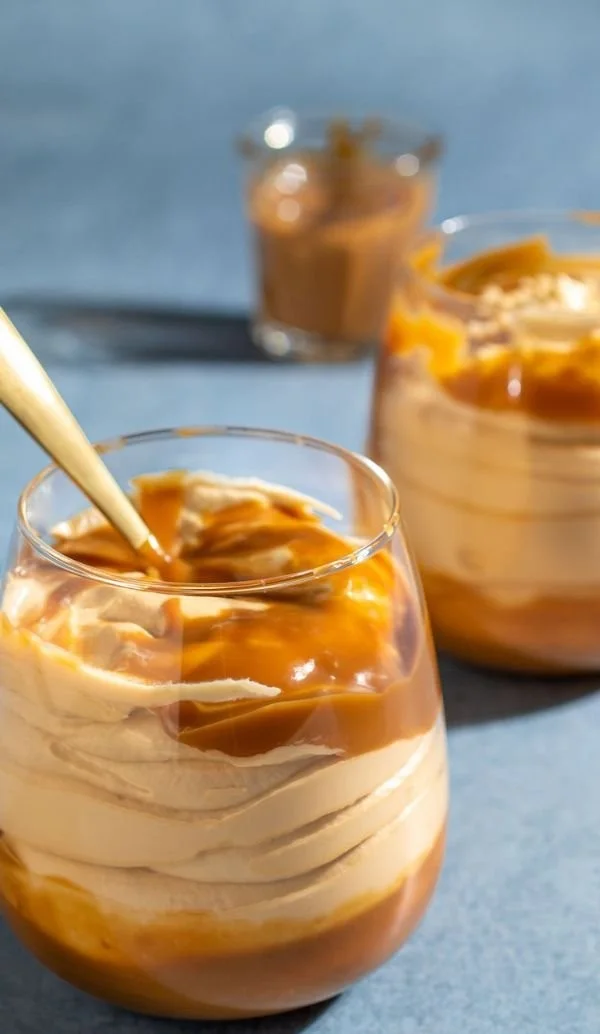 Mousse au Dulce de Leche crémeuse dans un bol, garnie de caramel