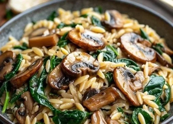 Orzo au beurre d'ail avec champignons et épinards