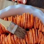 Patates douces au gratin délicieusement présentées dans un plat en porcelaine
