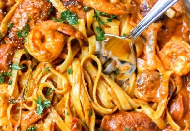 Pâtes cajun crémeuses aux crevettes et saucisse dans une assiette appétissante