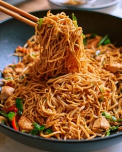 Assiette de chow mein fait maison avec légumes et nouilles