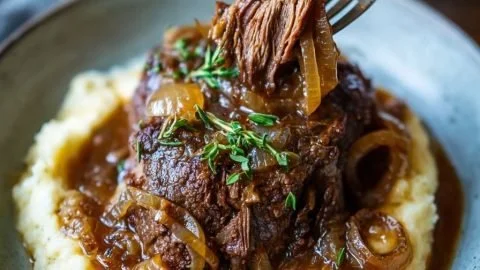 Rôti de bœuf à l'oignon français à la mijoteuse