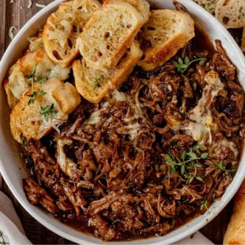 Rôti de bœuf aux oignons à la française sur une assiette élégante